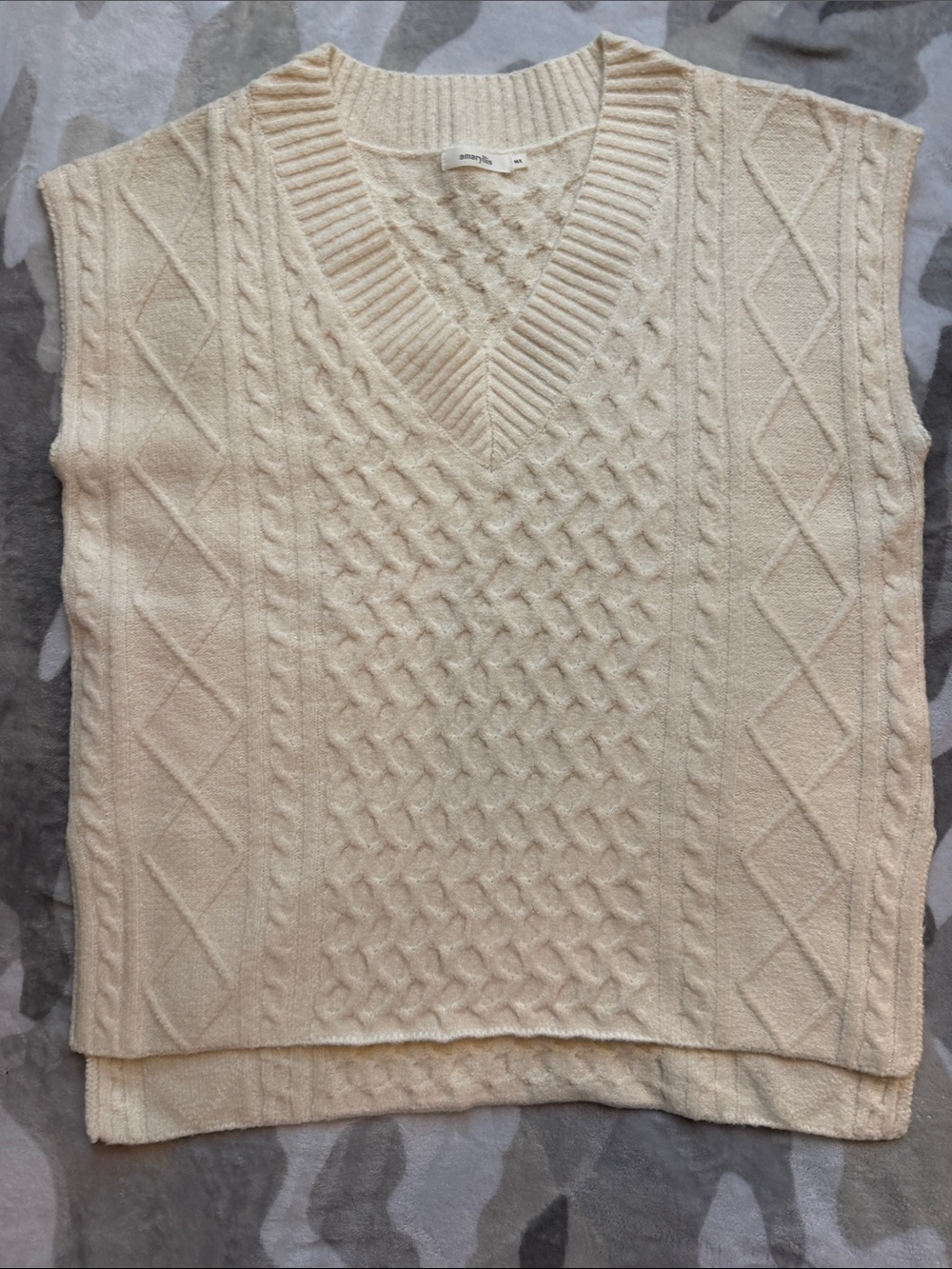 Amaryllis Cream Cable-Knit V-Neck Sweater Vest